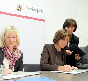 Ministerpräsidentin Malu Dreyer und Ministerin Doris Ahnen bei der Unterzeichnung der Vereinbarung; Foto: Schäfer / © Staatskanzlei