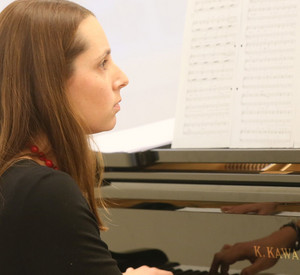 Die Pianistin der Singoritas aus Ingelheim beim Empfang der aktuellen Preisträgerinnen und Preisträger der rheinland-pfälzischen Laienmusikwettbewerbe;  Bild: Sämmer / © Staatskanzlei
