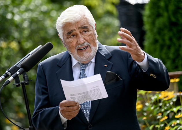 Ministerpräsident Alexander Schweitzer gratuliert Mario Adorf, dem Weltstar aus Rheinland-Pfalz