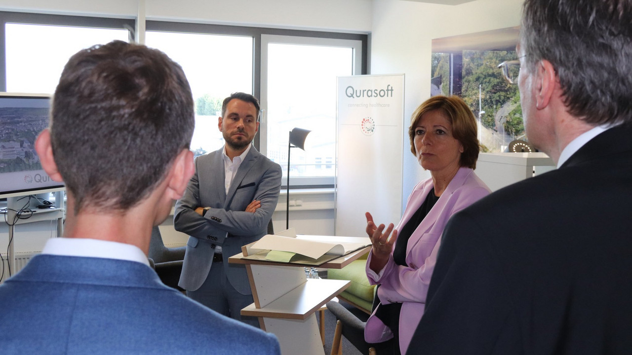 Im TechnologieZentrum in Koblenz hat die Ministerpräsidentin Vertreterinnen und Vertreter des Startups Qurasoft und der CompuGroup Medical getroffen.