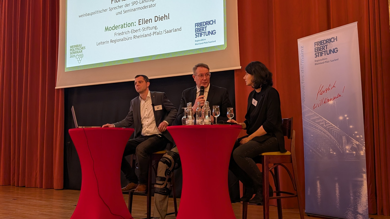 Ministerpräsident Alexander Schweitzer und Weinbauministerin Daniela Schmitt beim weinbaupolitischen Seminar der Friedrich-Ebert-Stiftung
