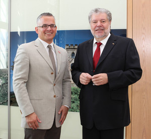 Der neue Hauptgeschäftsführer der Handwerkskammer Rheinhessen, Dr. Stefan Zimmer, und Ministerpräsident Kurt Beck; Bild: Alexander Sell / © Staatskanzlei