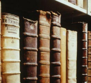 Regal mit alten Büchern