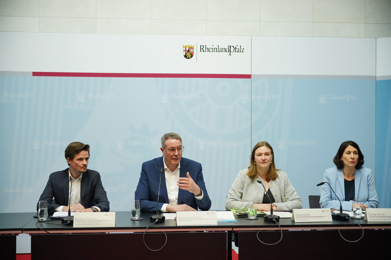 Podium beim der Pressekonferenz zum Fachkräftepaket der Landesregierung. (v.l.n.r.) Benjamin Wehbring, Geschäftsführer Operativ der Regionaldirektion Rheinland-Pfalz-Saarland der Bundesagentur für Arbeit; Ministerpräsident Alexander Schweitzer; Integrationsministerin Katharina Binz; Wirtschaftsministerin Daniela Schmitt