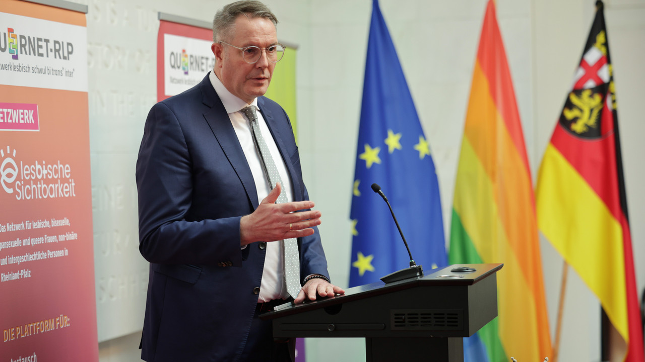 Auf dem Bild ist Alexander Schweitzer bei der Veranstaltung 20 Jahre Queer Net während seiner Rede zu sehen.