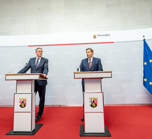 Ministerpräsident Alexander Schweitzer und Finanzminister Lars Klingbeil bei gemeinsamen Abschlussstatements.