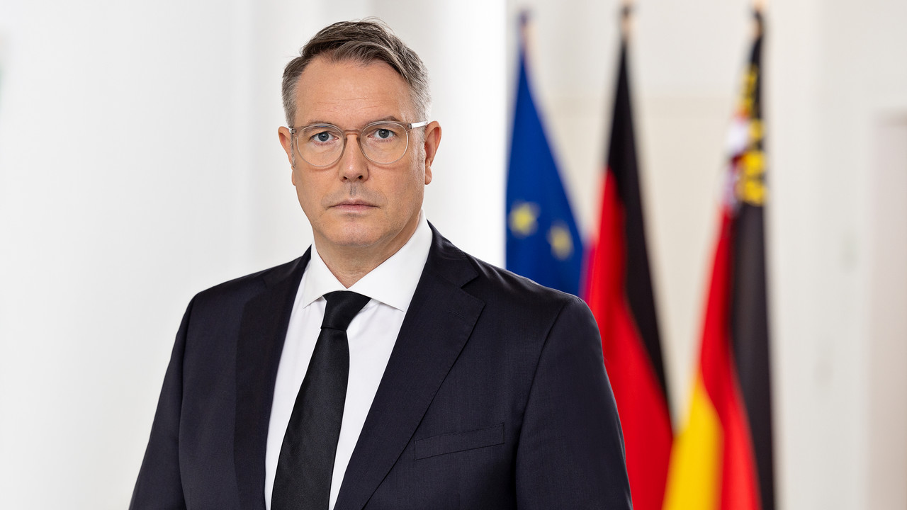 Porträtfoto Ministerpräsident Alexander Schweitzer
