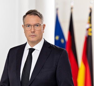 Porträtfoto Ministerpräsident Alexander Schweitzer