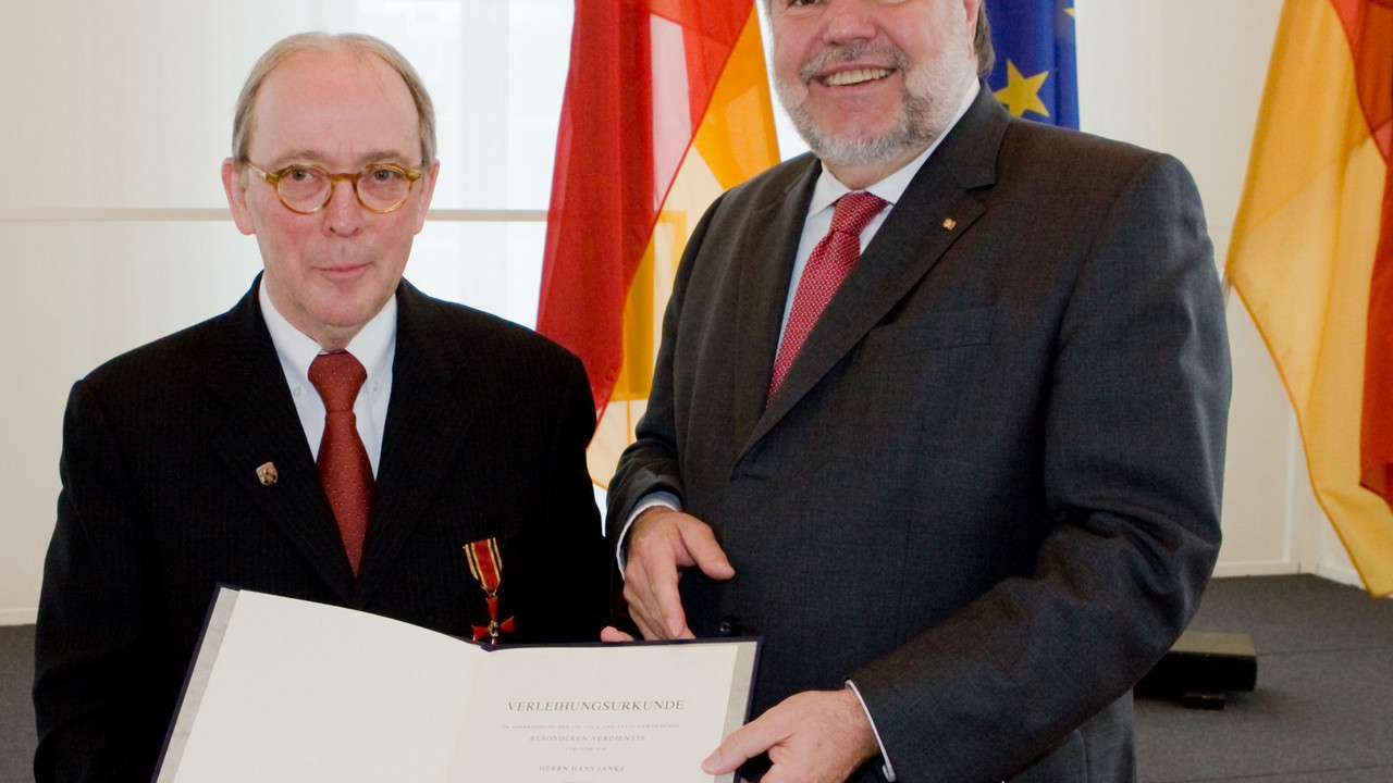 Bundesverdienstkreuz an Hans Janke; Bild: Pipprich