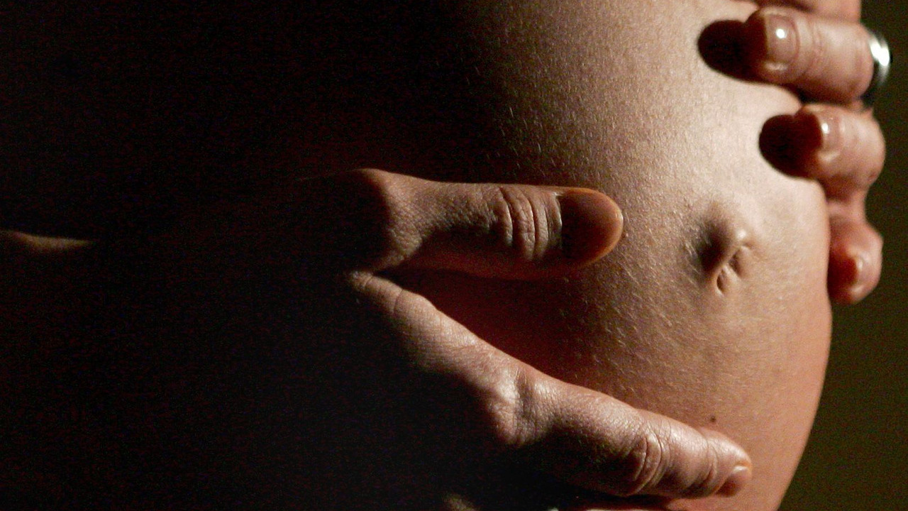 Bauch einer schwangeren Frau; Bild: dpa