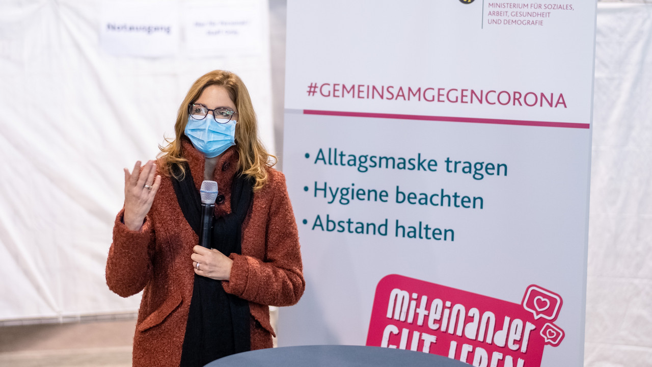 Gesundheitsministerin Sabine Bätzing-Lichtenthäler bei der Vorstellung eines Probe-Impfzentrums in Mainz