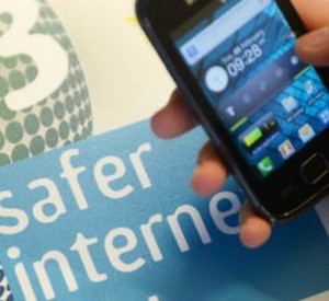 In Rheinland-Pfalz schließen am „Safer Internet Day“ traditionsgemäß Schülerinnen und Schüler ihre im Herbst begonnene ‚Medienscout‘-Ausbildung ab; Bild: dpa
