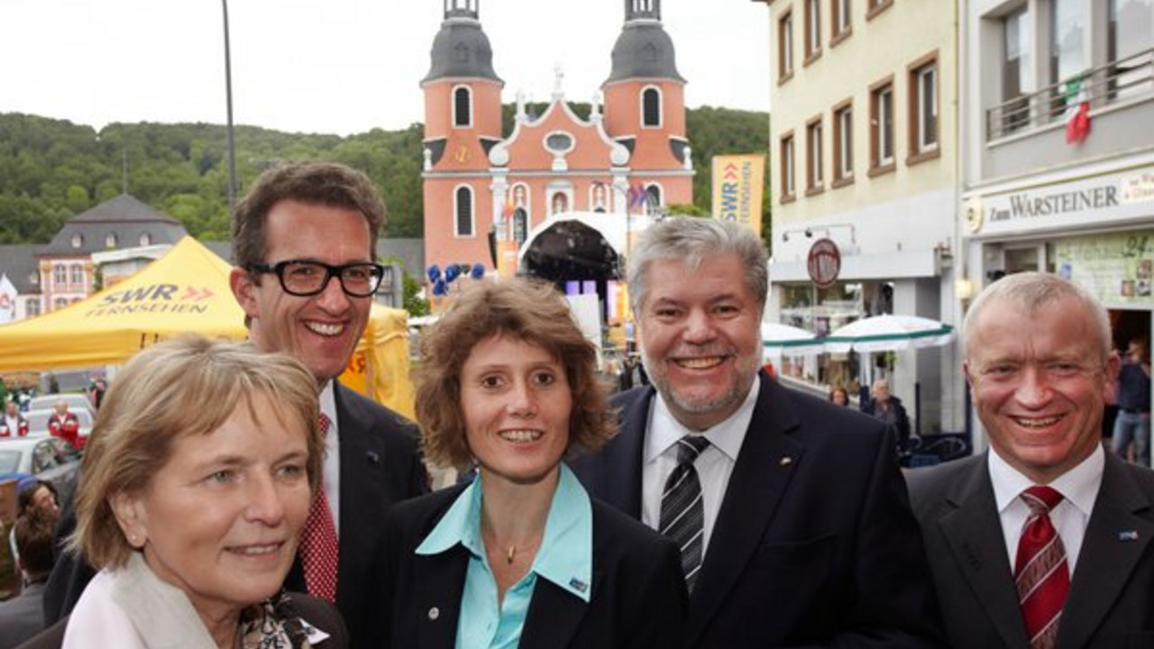 Vor der Basilika Prüm: Mathilde Weinandy, Joachim Streit, Eveline Lemke, Kurt Beck und Aloysius Söhngen; Bild: dpa