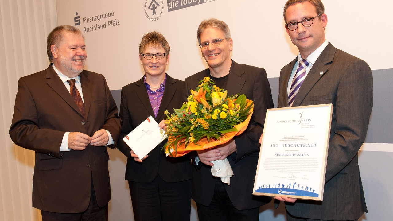 Gruppenbild Überreichung; Bild: SV RP