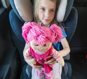 Mädchen im Auto-Kindersitz; Bild: dpa