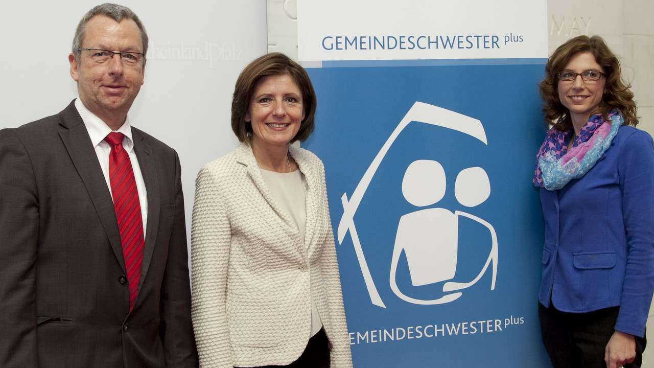 Ministerpräsidentin Malu Dreyer und Sozialministerin Sabine Bätzing-Lichtenthäler stellen gemeinsam Professor Dr. Frank Weidner das Projekt: "Gemeindeschwester / Plus vor"; Foto: Pipprich / © Staatskanzlei