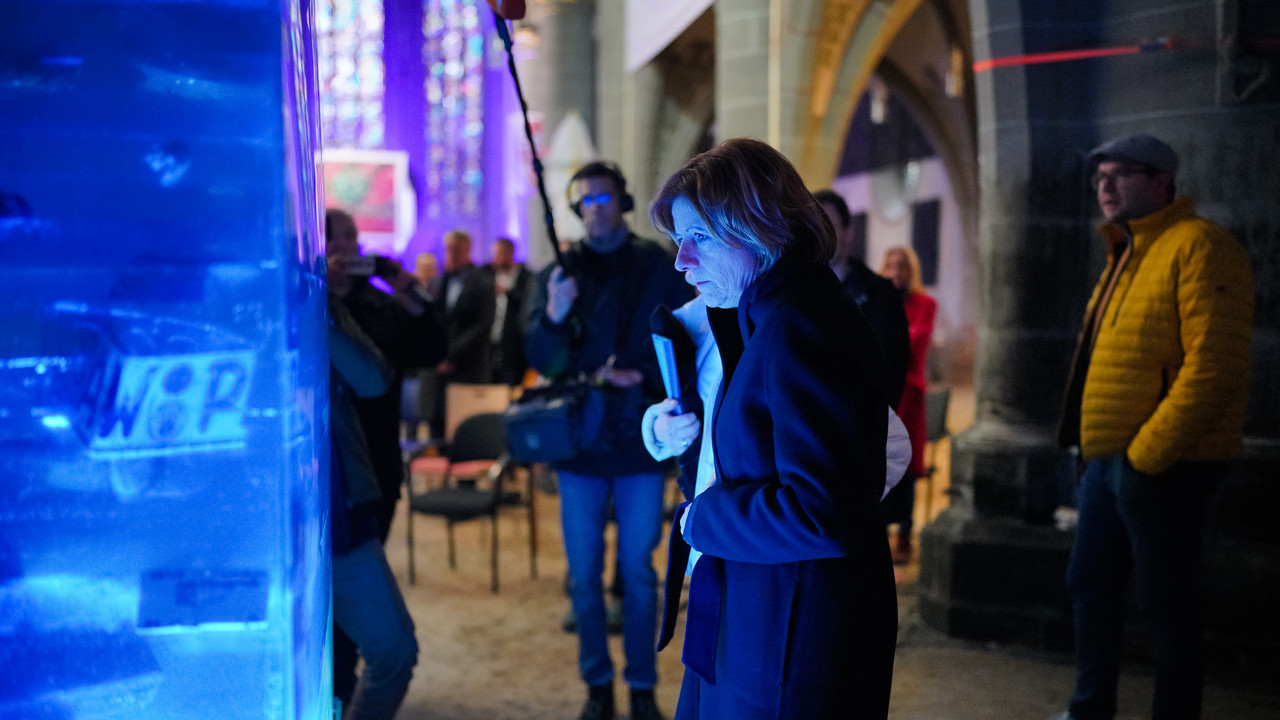 Ministerpräsidentin Malu Dreyer tauschte sich mit den Initiatoren eines ganz besonderen Kunstprojektes, dem „Museum of Modern Ahrts“ in der St. Laurentius-Kirche in Ahrweiler, aus. Im Mittelpunkt der bundesweiten Kampagne steht ein 3,5 Tonnen schwerer, bläulich schimmernder Kunstharzwürfel, in den persönliche Gegenstände in Zusammenhang mit der Flut eingegossen sind.