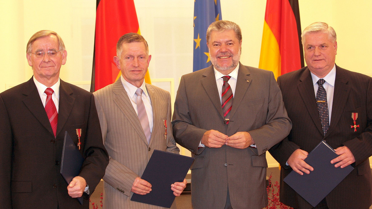 Beck mit neuen Ordensträgern; Bild: Pipprich