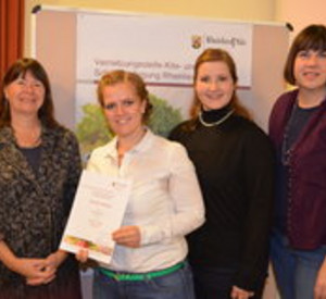 Ernährungsministerin Ulrike Höfken mit Vertreterinnen der Kita Coface Kids Mainz; Bild: MULEWF