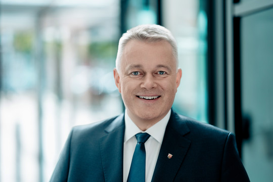 Porträtfoto Ministerpräsident Gordon Schnieder