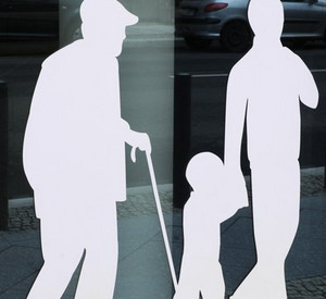 Die Kampagne möchte mehr körperliche Aktivität in den Alltag älterer Menschen bringen; Bild: dpa