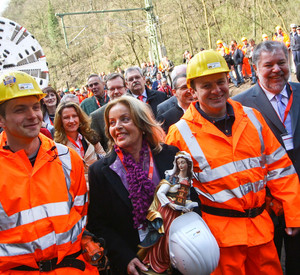 Roswitha Beck bringt die Statue der Heiligen Barbara zu ihrem Standort am Tunnel. Bild: Fiedermann