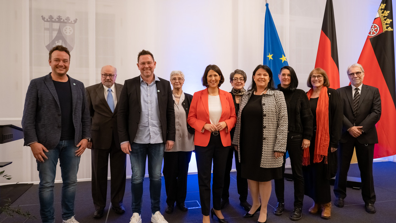 Die neun Ausgezeichneten des Landesverdienstordens gemeinsam mit Wirtschaftsministerin Daniela Schmitt