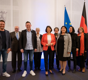 Die neun Ausgezeichneten des Landesverdienstordens gemeinsam mit Wirtschaftsministerin Daniela Schmitt