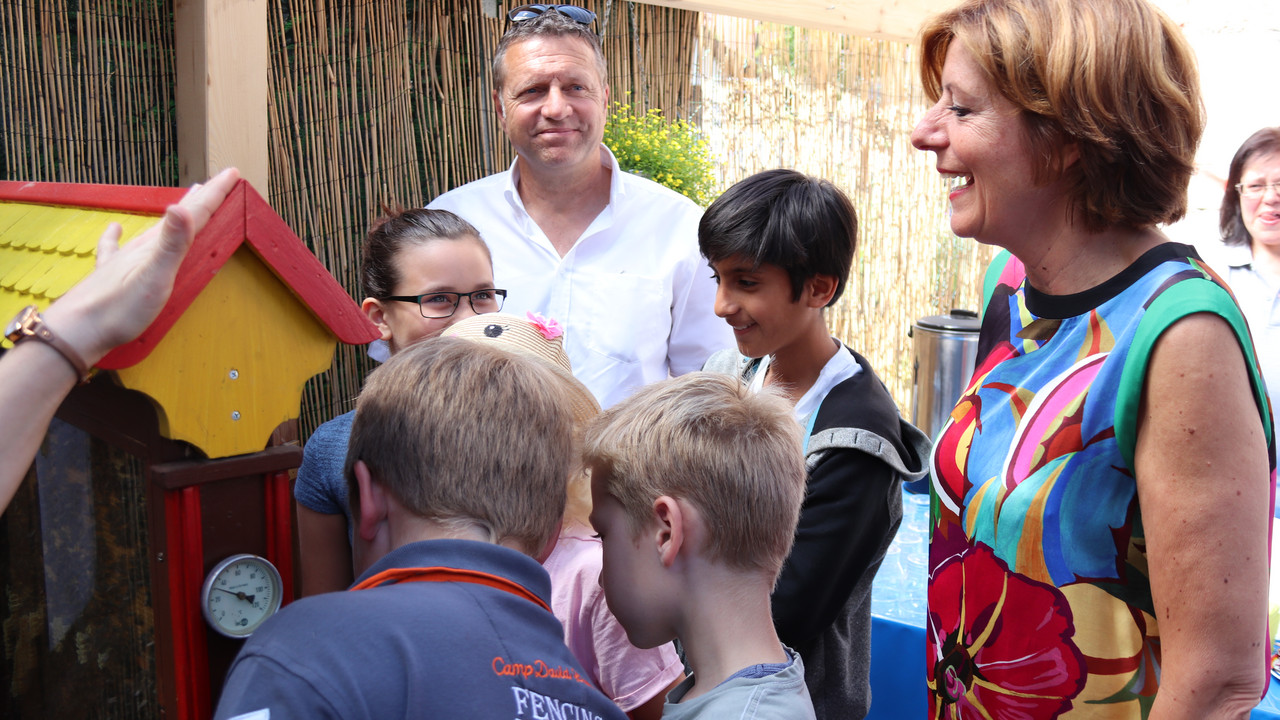 Ministerpräsidentin Malu Dreyer beim Besuch des Bienenlehrgartens Gundheim