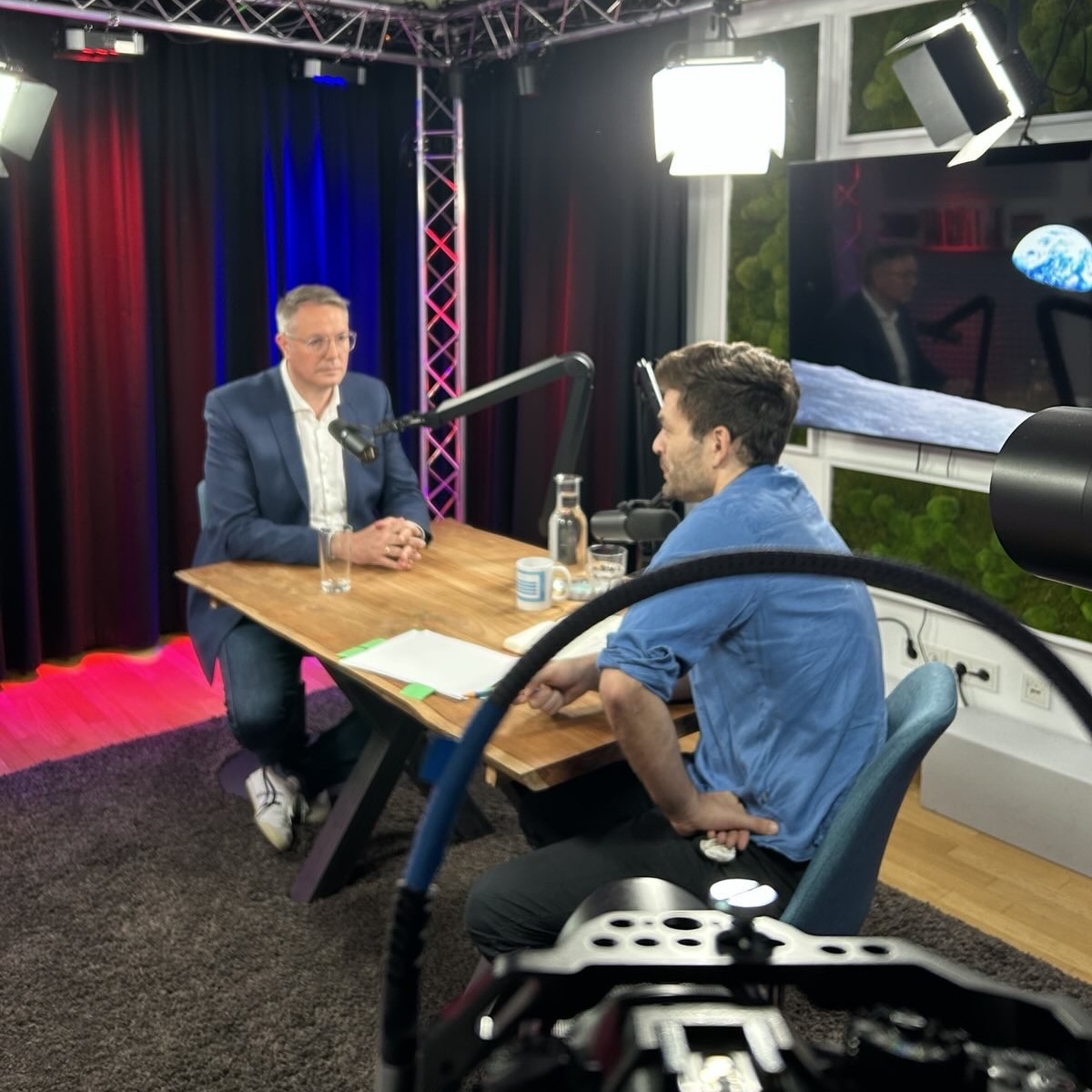 Ministerpräsident Alexander Schweitzer und Tilo Jung bei der Podcast-Aufzeichnung von Jung & Naiv