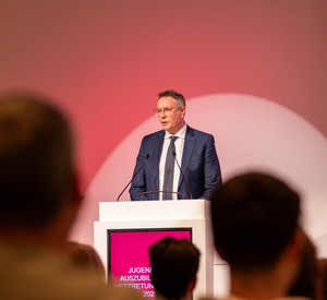 Ministerpräsident Alexander Schweitzer spricht auf dem 22. Jugend- und Auszubildendenvertretungsforum (JAV-Forum).