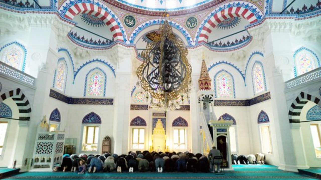 Betende Muslime in einer Moschee
