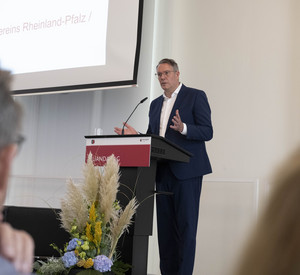 Ministerpräsident Alexander Schweitzer bei seiner Rede auf dem Ruanda Tag in der Staatskanzlei Rheinland-Pfalz.
