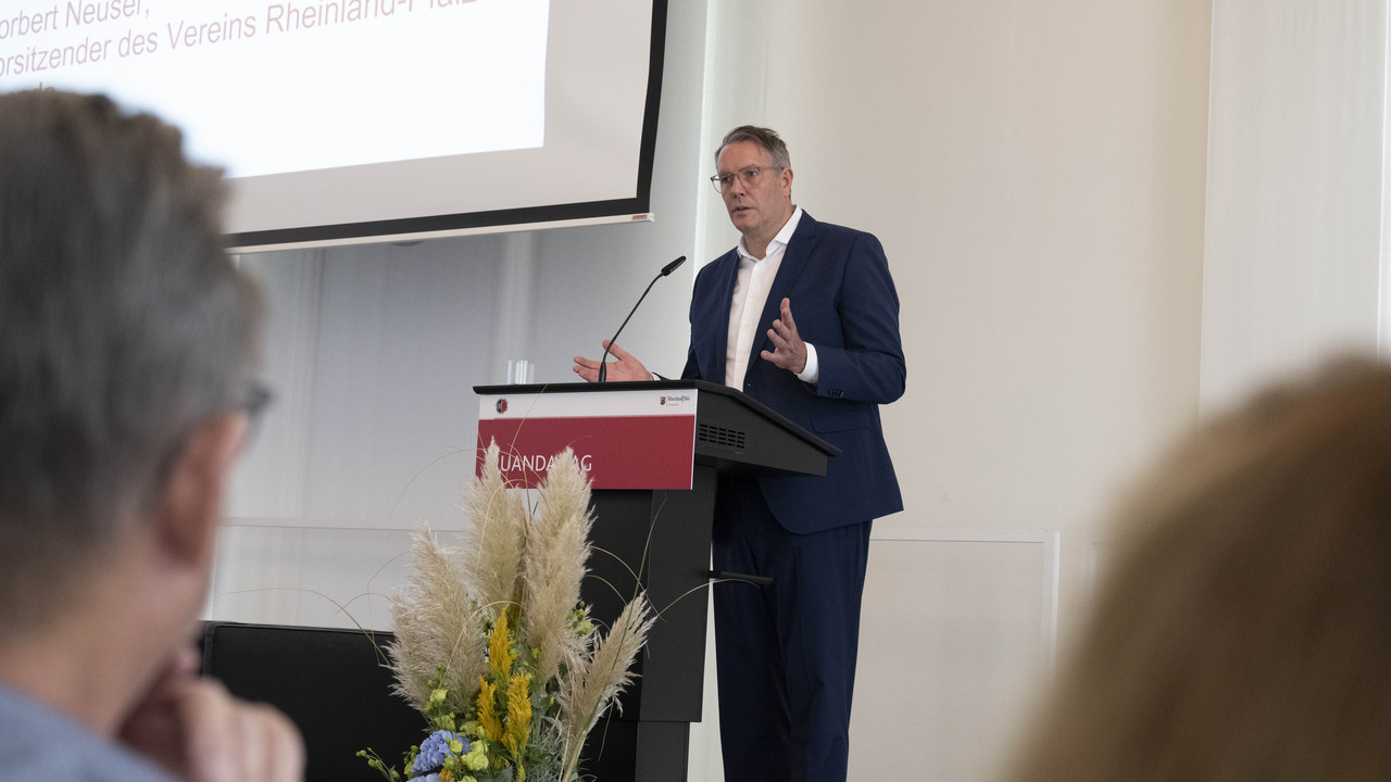 Ministerpräsident Alexander Schweitzer bei seiner Rede auf dem Ruanda Tag in der Staatskanzlei Rheinland-Pfalz.