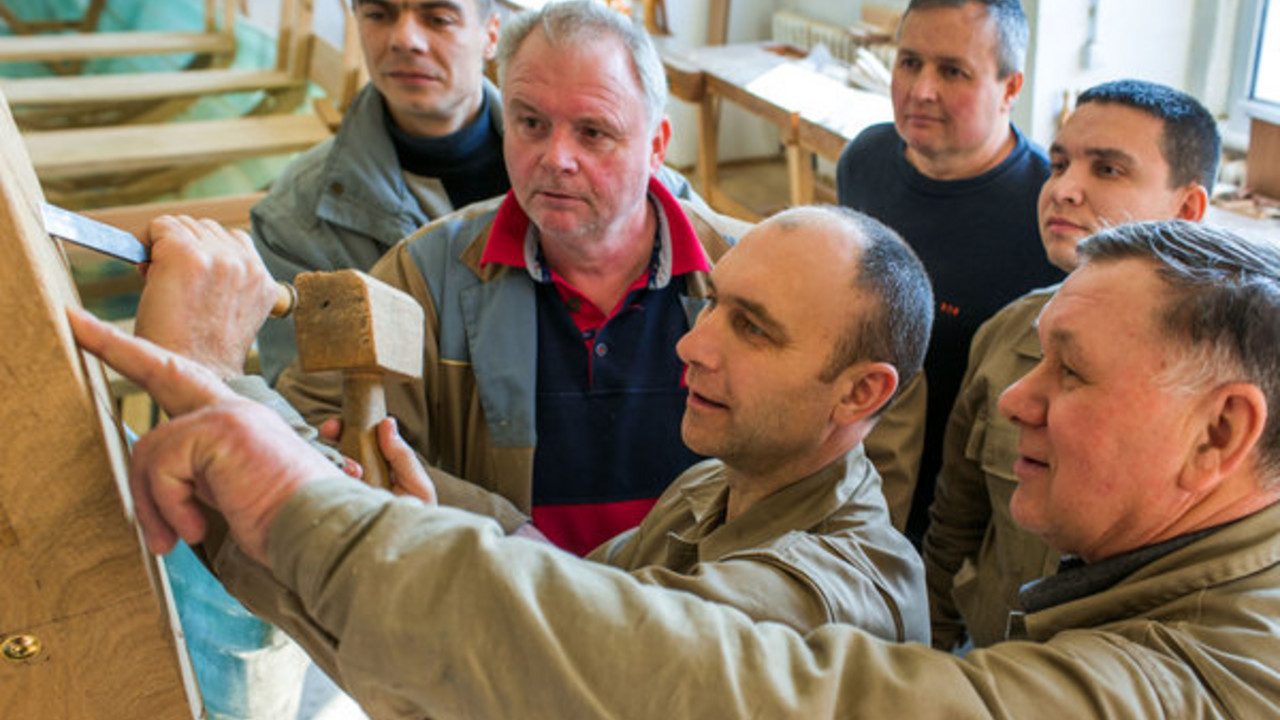 Viele Flüchtlinge sind gut ausgebildet, gleichzeitig suchen Unternehmen oft verzweifelt nach Fachkräften - die Arbeitsmarktintegration von Flüchtlingen spielt also eine wichtige Rolle für die heimische Wirtschaft.