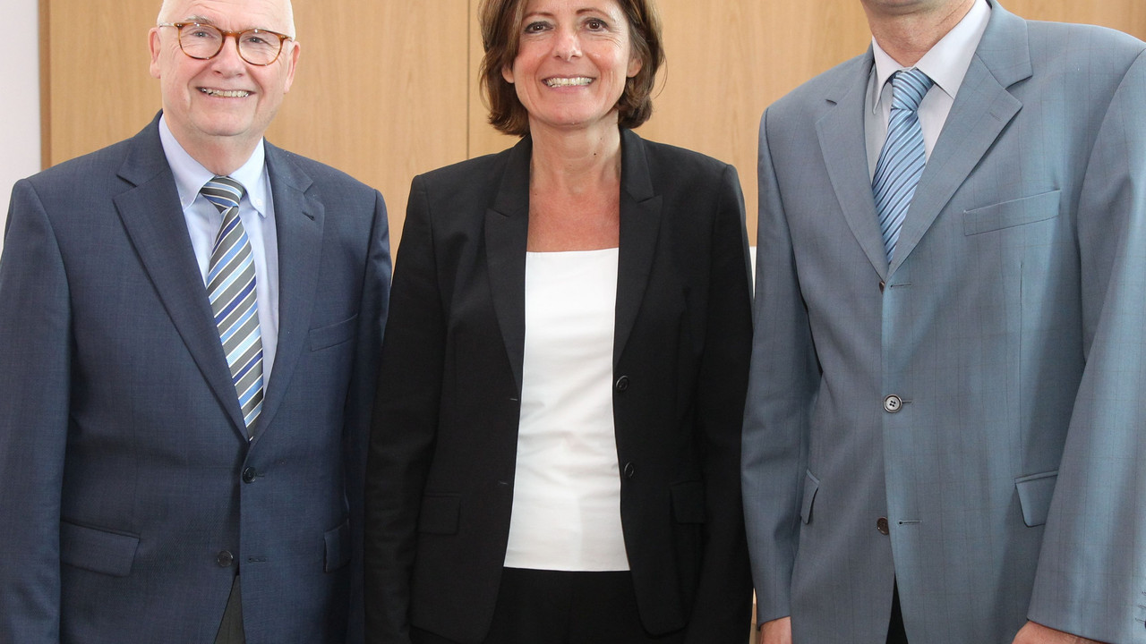 Ministerpräsidentin Malu Dreyer mit dem Vorsitzenden des rheinland-pfälzischen Landesverband der Deutschen Multiple Sklerose Gesellschaft (DMSG) Klaus Mattes (l.) und dem Geschäftsführer Dieter Korfmann (r.); Bild: Sämmer / © Staatskanzlei RLP