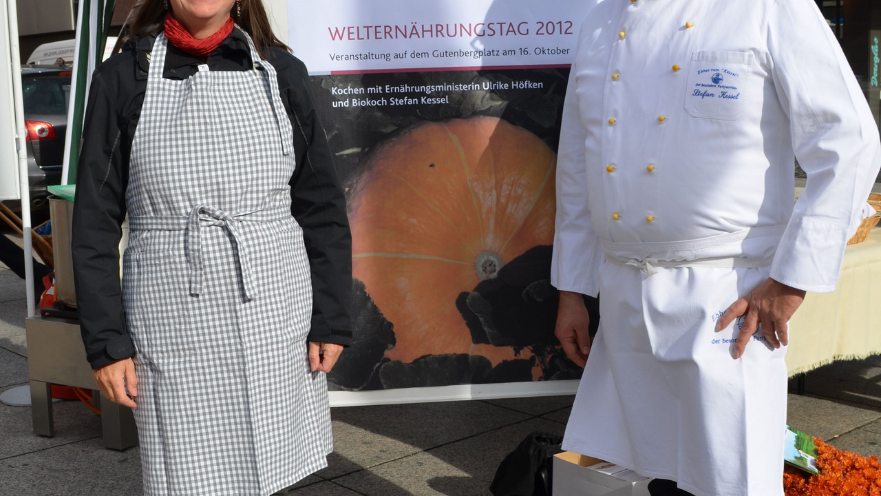 Ernährungsministerin Ulrike Höfken und Biokoch Stefan Kessel werben für den bewussteren Umgang mit Lebensmitteln; Bild: © MULEWF