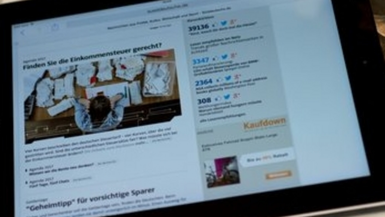 Tablet und Zeitungen; Bild: dpa