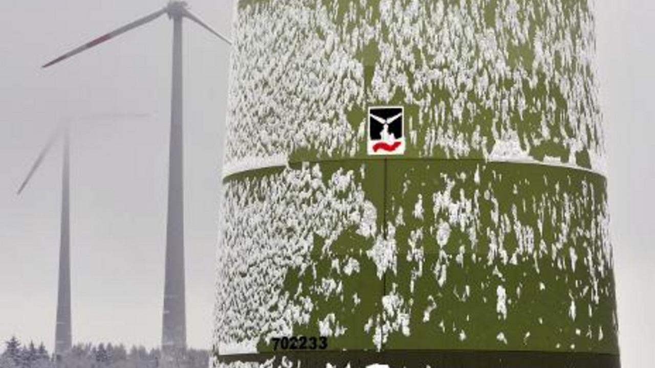 Windkraftanlagen im Hochwald zwischen Trier und Hermeskeil im Schnee; Bild: dpa