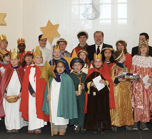 Ministerpräsident Kurt Beck und die Sternsinger; Bild: Sämmer