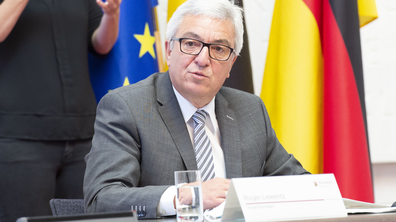 Minister Roger Lewentz bei der Pressekonferenz zum Schutzschild für Vereine in Not.