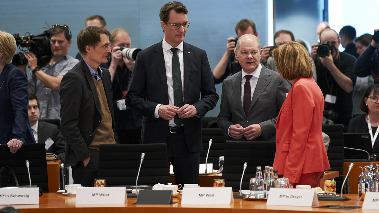 Treffen der Länderchef/innen mit Bundeskanzler. Im Bild: Lauterbach, Wüst, Scholz, Dreyer