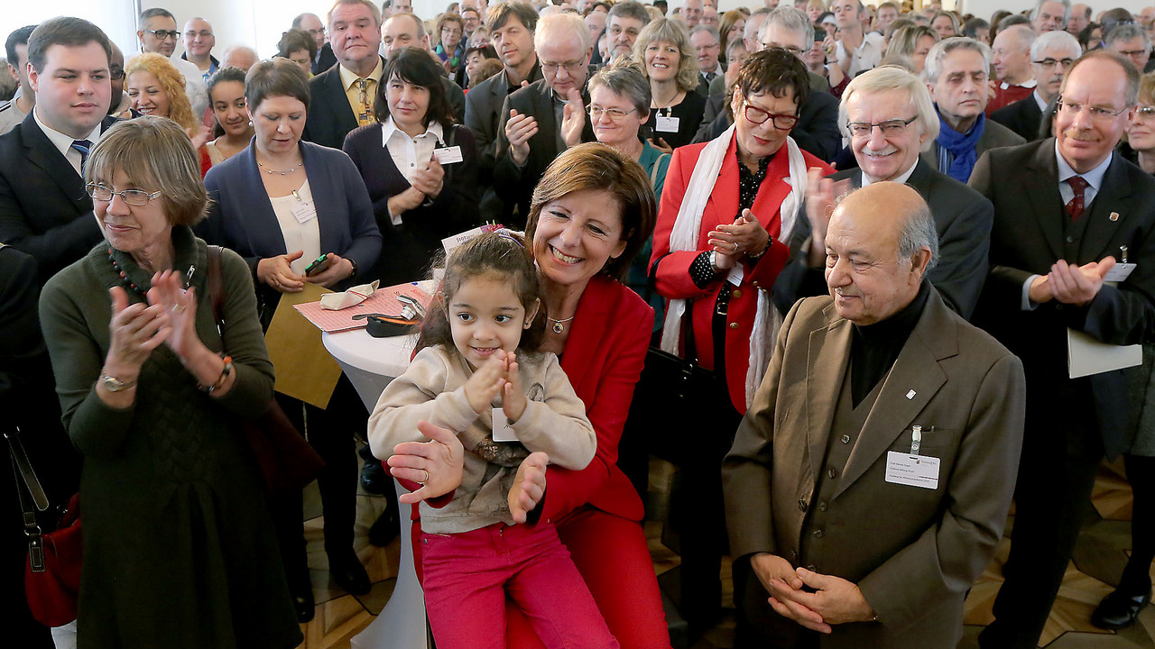 Engierte aus der Flüchtlingsarbeit waren in die Staatskanzlei gekommen; Bild: Sämmer / © Staatskanzlei RLP