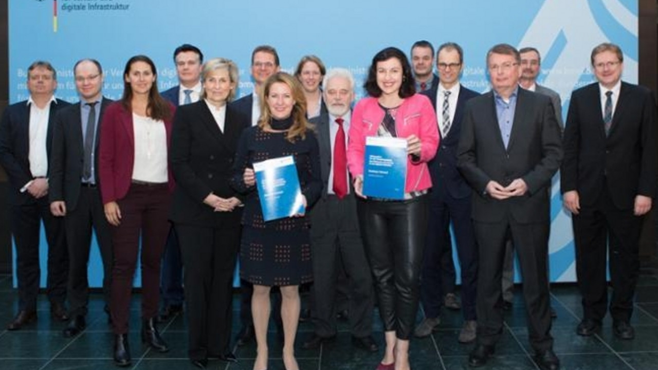 Dorothee Bär, parlamentarische Staatssekretärin beim Bundesminister für Verkehr und digitale Infrastruktur und Heike Raab, Staatssekretärin für Medien des Landes Rheinland-Pfalz, haben gemeinsam einen "Aktionsplan für die Transformation der Hörfunkverbreitung in das digitale Zeitalter" vorgelegt und den Mitgliedern des "Digitalradio Board" übergeben.