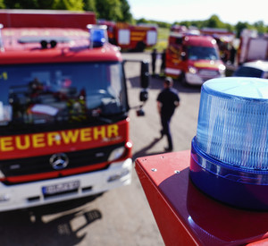 Zu sehen sind mehrere Feuerwehrfahrzeuge bei einer Übung in Rheinland-Pfalz
