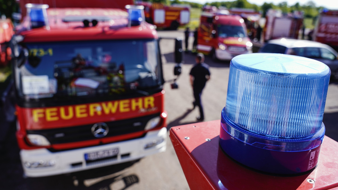 Zu sehen sind mehrere Feuerwehrfahrzeuge bei einer Übung in Rheinland-Pfalz