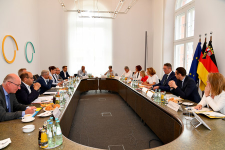 Die Mitglieder des Transformationsrates während einer Sitzung im Alten Kabinettssaal in der Staatskanzlei.