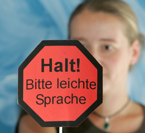 Hinweisschild auf Leichte Sprache; Foto: dpa