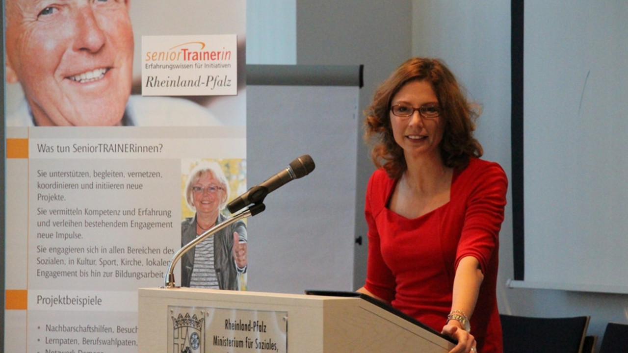 Ministerin Sabine Bätzing-Lichenthäler beim Trefffen der rund 40 neuen SeniorTRAINERinnen und SeniorTRAINER