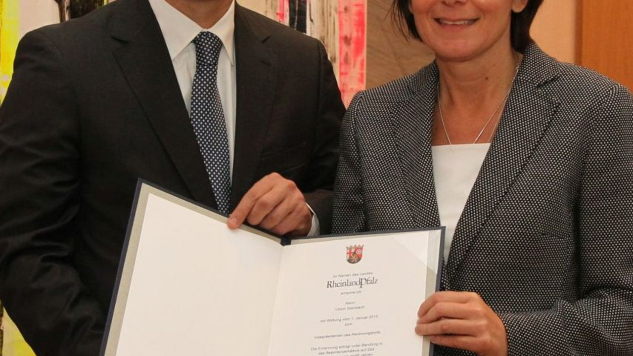 Ministerpräsidentin Malu Dreyer ernennt Ulrich Steinbach zum Vizepräsidenten des Landesrechnungshofs; Bild: Saemmer